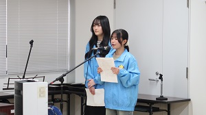 写真：司会をする大使の様子