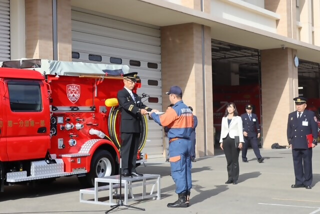 写真：吉山消防団長から第1分団第1部へ配属書の交付
