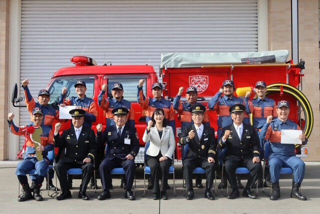 佐藤市長、吉山消防団長、松本副団長、小森副団長、三本消防長、第1分団第1部団員の集合写真