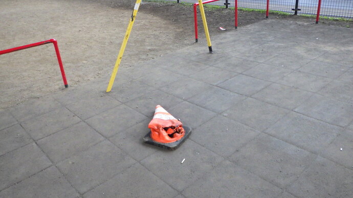 溶かされたカラーコーンの写真