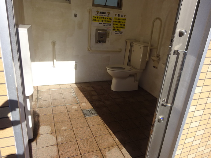 写真：放火後の多目的トイレの様子