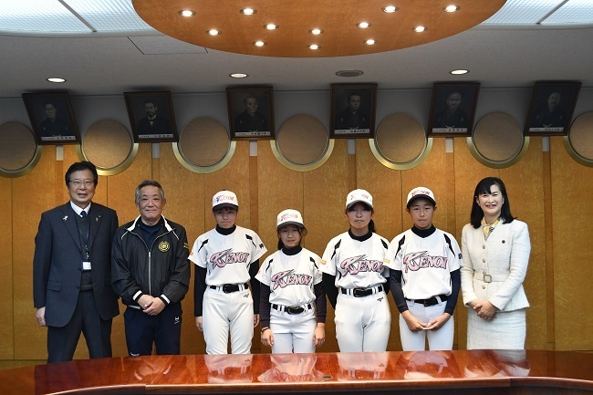 写真：集合写真（左から教育長、さとみあつしさん、やだみなみさん、つじなおさん、いわつきせんなさん、ますだりむさん、市長）