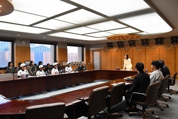 写真：表敬訪問の様子