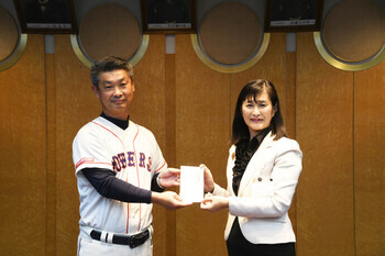 写真：贈呈の様子（市長とよしだたつや監督）