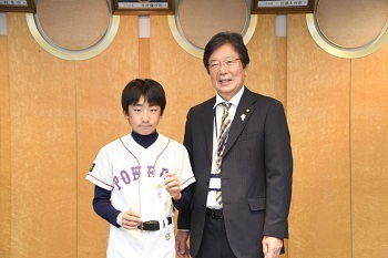 写真：贈呈の様子（ほりうちはるたキャプテンと教育長）