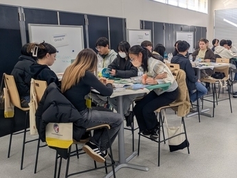 写真：プレゼンテーションの準備をする学生たち