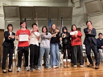 写真：表彰された学生たちと木島教育長