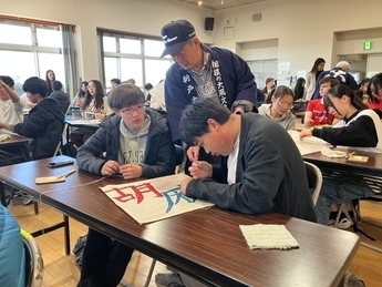 写真：凧作りをする学生たち