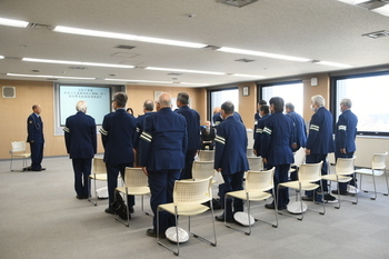 写真：交通指導員の皆さんが起立し、前方を向いている様子