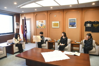 写真：座間市手話サークル星の会が表彰状を持って、市長に受賞を報告している様子