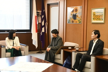 写真：市長、はたのけいこさん、ありやましゅういちさんが歓談している様子