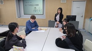 外国語指導助手（ALT）と、国際親善大使の3人の女性が会話をしている様子