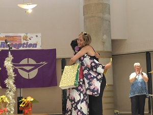 写真：スマーナ市訪問団受入時の交流の様子（参加者同士が抱擁する様子））