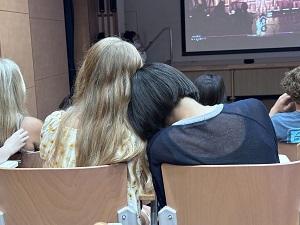 写真：スマーナ市訪問団受入時の交流の様子（参加者が映像を見るようす）