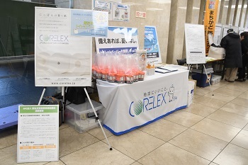 写真：ぼうさいカフェ会場で配布された備蓄用トイレットペーパー、掲示物