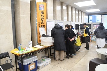 写真：ぼうさいカフェ会場で熱心に同団体の話を聞く市民