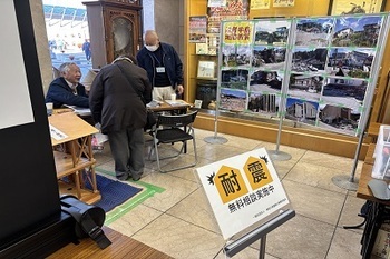 写真:無料の耐震相談を受ける市民