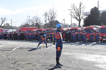 写真：第19回座間市消防団消防操法大会最優秀賞チーム演技（放水前準備）