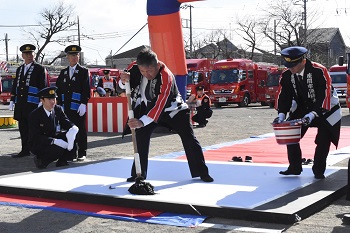写真：消防長による書初めの様子