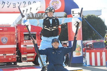 写真：「防災コレクション2026」で消防職団員が決めポーズをしている様子