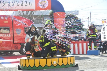 写真：「防災コレクション2026」で消防職団員がクラッカーを鳴らす様子