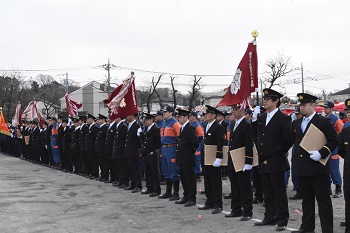 写真：式典で整列している職員