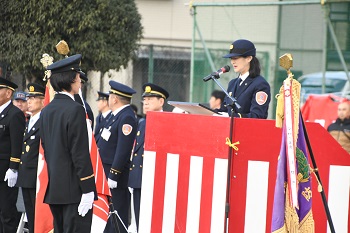 写真：市長から表彰を受ける職員