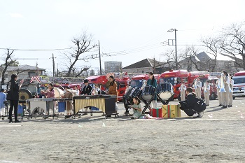写真：座間マーチングバンドによる演奏（引き）