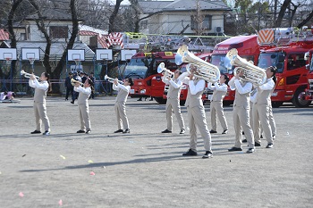 写真：座間マーチングバンドによる演奏（アップ）