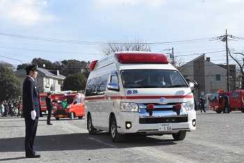 写真：車両分列行進の様子（救急車）