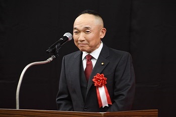 写真：壇上で祝辞を述べる座間市議会議長