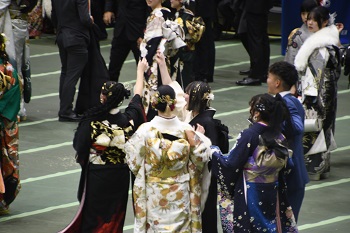 写真:振袖姿の女性が抽選に当選して喜んでいる様子