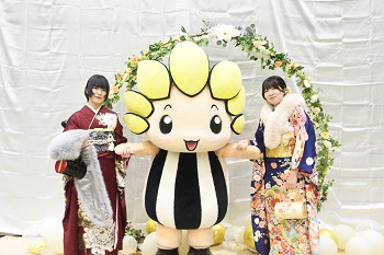 写真：ざまりんと記念撮影をする振袖姿の女性2人