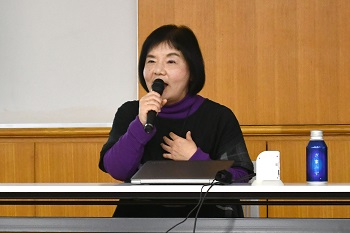 写真：のぶともなおこさん（講師）が話をしている様子