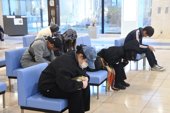 写真:姿勢を低くして頭を守る来庁者