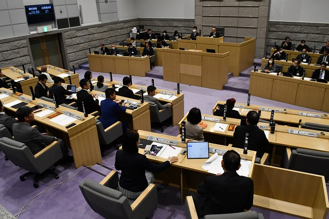 写真:同日に行われていた座間市議会第1回臨時会で、地震発生のアナウンスが流れたときの様子