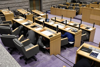 写真:同日に行われていた座間市議会第1回臨時会で行われたシェイクアウト訓練の様子