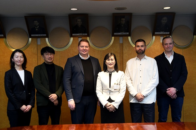 写真：（左から）せりざわ　のりこ　さん（フロントデスク社の日本事業部長）、みぞべ　かずひろ　さん、ニコラス・ヨンス・ラーセンさん、市長、アレックス・ラムスコウ・ヨハンセンさん、リストファー・ユールさん