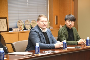 写真：フロントデスク社のニコラス・ヨンス・ラーセン（CEO）さんが話をする様子