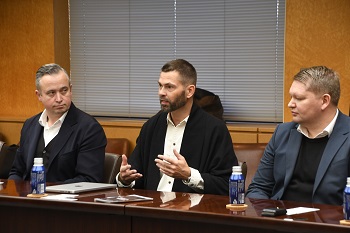 写真：バイオメトリクス・ソリューションズ社のアレックス・ラムスコウ・ヨハンセン（CEO）さんが話をする様子