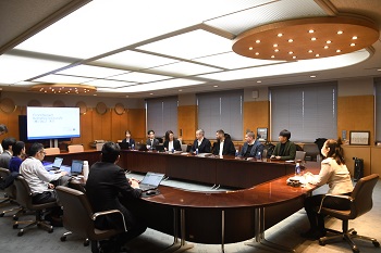 写真：モニターを用いて意見交換を行う会場の様子