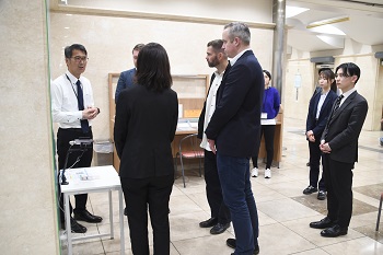 写真：市庁内1階のデジタル機器の活用状況を視察する様子