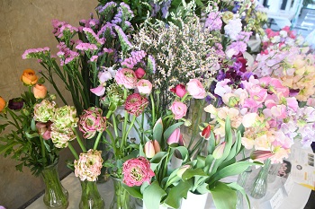 写真：たくさんの切り花が展示されている様子