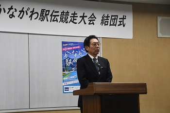 写真：決意表明をする　あかばね監督