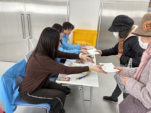 写真:ボランティアスタッフとして、イベントの受付を行っている様子