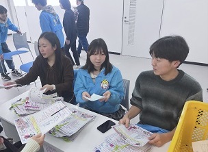 写真:ボランティアスタッフとして、イベントの受付でチラシを配る様子