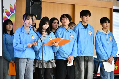 写真：国際親善大使3期生の9人が壇上に立ち、発表をする様子