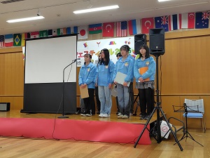 写真:国際親善大使の女性4人が壇上に立っている様子