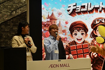 写真：司会（左から　ミギーさん、はやし　ゆうさん）