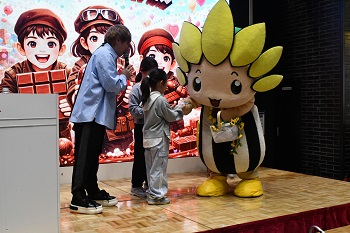 写真：チョコレートをプレゼントするざまりん